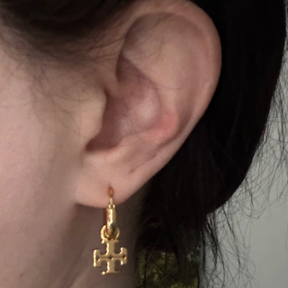 TORY BURCH GOLD KIRA LOGO HUGGIE HOOP EARRINGS - Picture 7 of 8